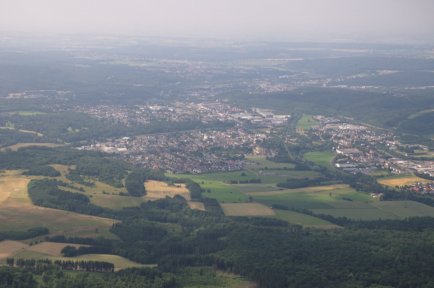 Luftaufnahme von Hüsten mit Wohngebieten, Grünflächen und dem Ruhrtal